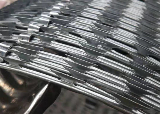 แอนติการกัดกร่อน Concertina Razor Wire Coil Hot Dip Galvanized Concertina Barbed Wire สายด้ายขี้ขน
